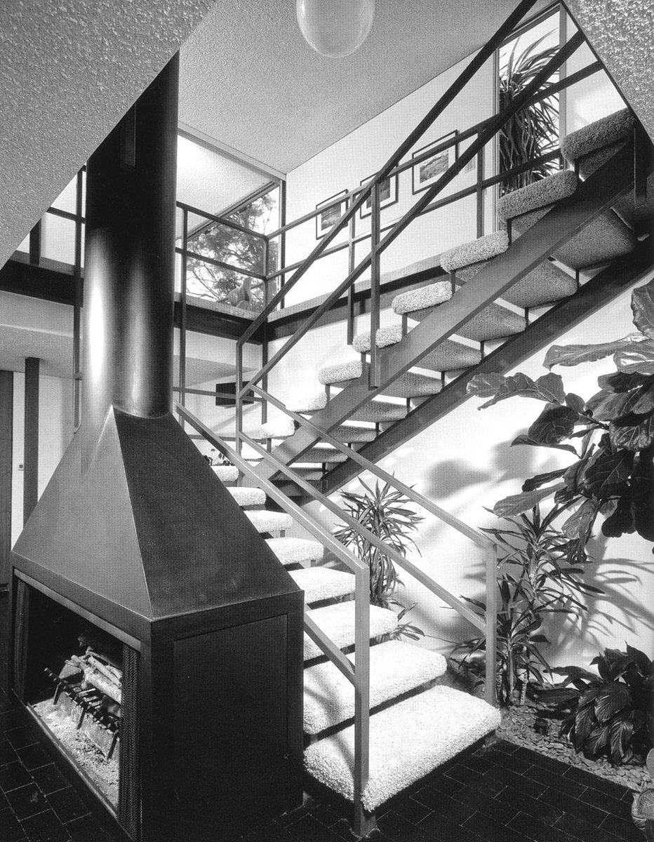 Escalera vista desde el salón